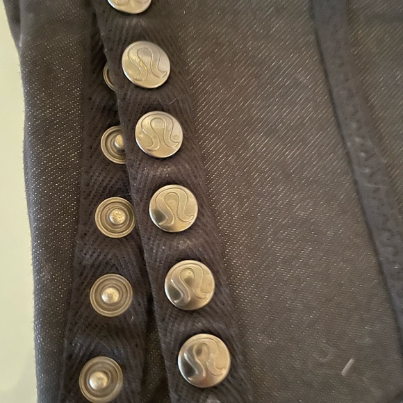 Lululemon Button Capri size 2 - Picture 3 of 8